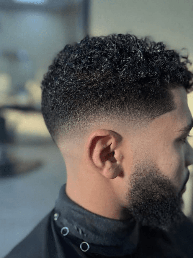 Skin fade met krullen op kruin, profiel