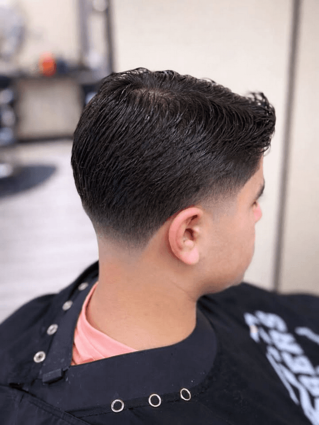 Low taper met gestyled haar op kruin